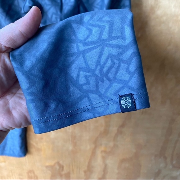 Onzie Gray Geometric Patterned Capri Leggings - Picture 5 of 9